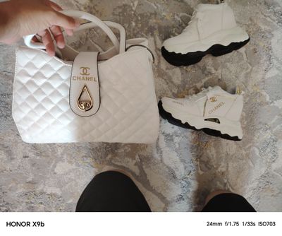 Комлект из туфлей и кроссовок принадлежит бренду Chanel. Состояние нов