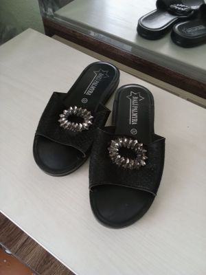 Qizlarimiz va Ayollarimiz uchun oyoq kiyim sotiladi