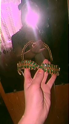 Diadema oʻrangan qizla uchun