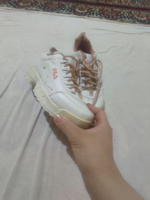 Krossovka fila firmasi razmer 38