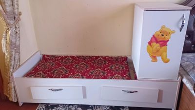 bollalar divani juda qulay shikafchasi ham bor