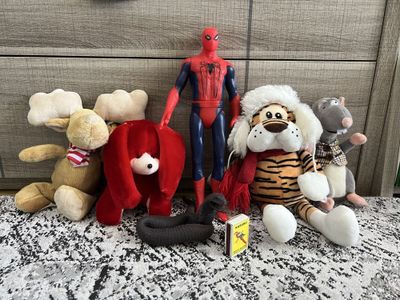 Продам мягкие игрушки и пластикого человек паук