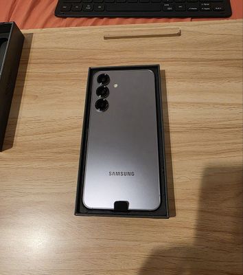Продаётся Samsung S25 Plus 12/256 Silver Shadow в новом состаяние