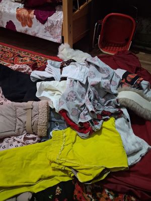 Otdam veshi b/u chistie 2 kurtki xalati teplie triko platya