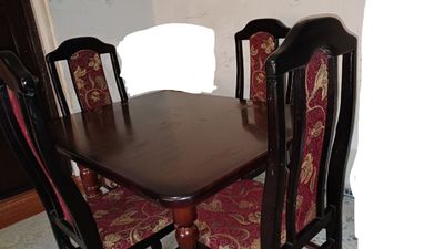 Продается комплект стол и 4 стула дерево