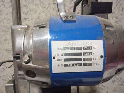 Materiallar kesuvchi rezak va stoli 5metrga 2metr boʻyi1metr