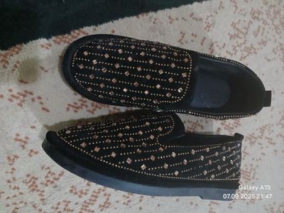 Yangi kiyilmagan tufli