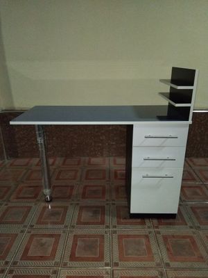 Маникюрный стол. Сделано из МДФ и акрел.