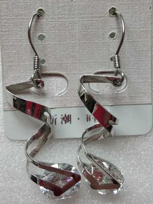 Новые сережки оригинальной формы, длина 5 см 25 000 сум