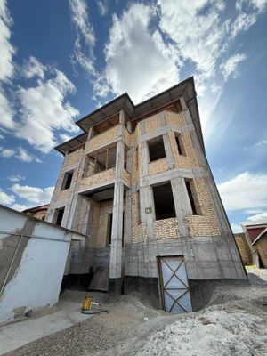 hashamatli hovli sotuvda 8 sotiq