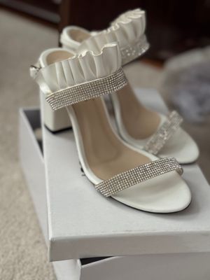 38 razmer, 1 marta kiyilgan,  150.000 ming