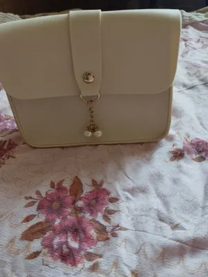 Сумочка - косметичка,светлого ,молочного цвета