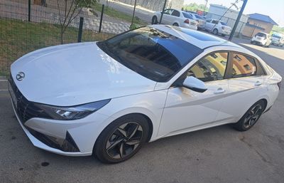 Hyundai Elantra Full pozitsiya sotiladi