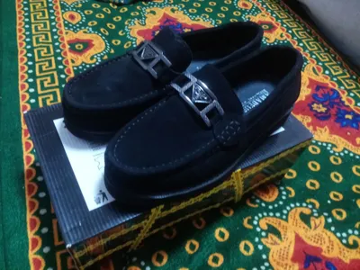 Erkaklar oyoq kiymi sotiladi yangi