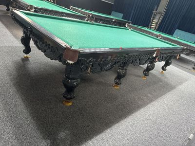 Billiard va tennia stollari sotiladi