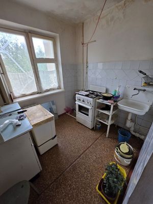 Срочно продаётся 1 ком кв в чирчике 1 мкн 3 этаж около базарчика