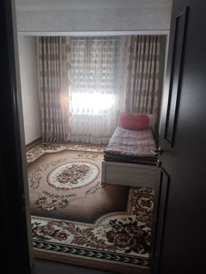 Sherklika qizlar kere 2 ta ustudent aredaga sergiliy