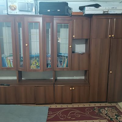 Стенка шкафи Билан сотилади.