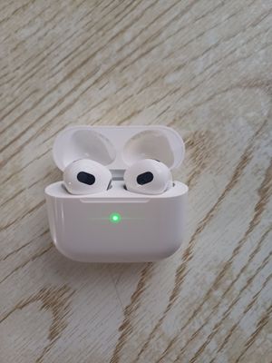 Срочно продам наушники airpods оригинал