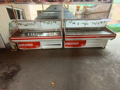 Srochno vitrina xaladelnik sotiladi