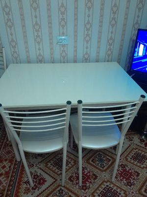 Продам кухонный стол со стульями