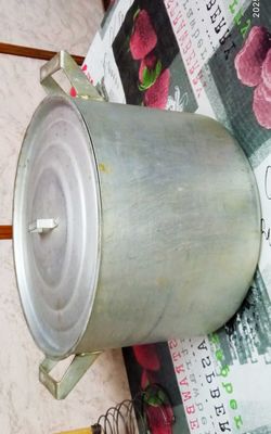 эмалированная большая кастрюля