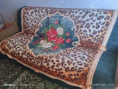 Ochiladigan divan sotiladi