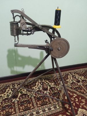 Poyabzal tikish moshinasi xolati yangi