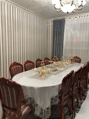 12 kishilik stol va stul. Hamma joyi yangi, rangi qizil.