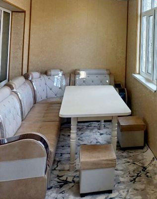 Ugalok yumshoq mebel stoli bilan xolati yangidek