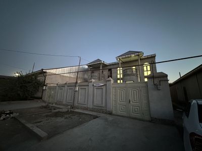 Urganch shaxarda 2 etaj va podval li hovli joy sotiladi