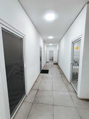 Mebellari bilan tayyor o'quv xonalar