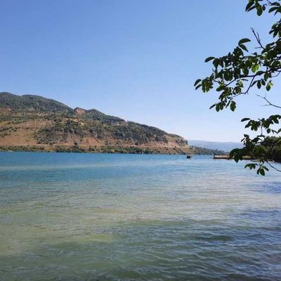 Тапчаны на берегу Чарвака в Сиджаке
