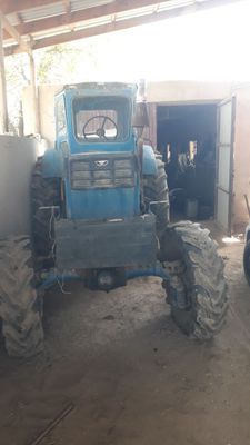 Traktor sotiladi t40