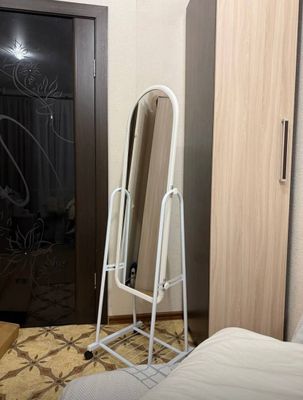 Вертикальное зеркало с рамой, чёрное