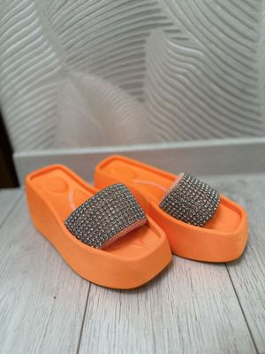 Женские модные тапочки