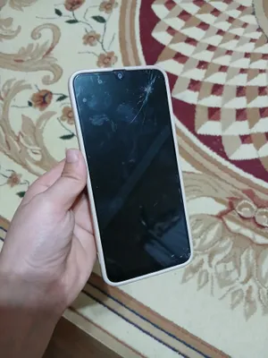 telfon ishlab turgan ekran singan va orqasi singan