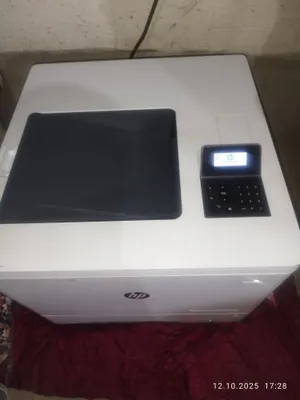 HP M553 лазерный цветной принтер.