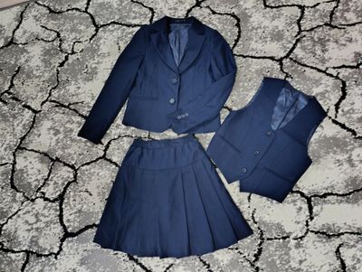 Продам форму школьную костюм тройку для девочки первый класс