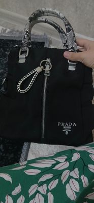 Ayollar sumkasi prada