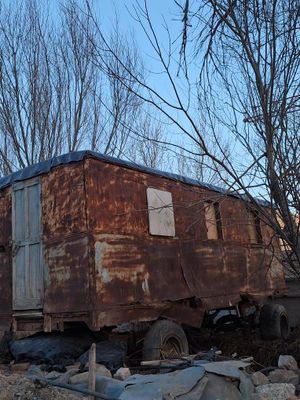 Передвижной вагончик в г.Нукус меняю на металлический контейнер.