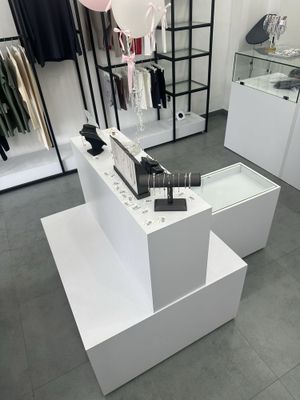 Срочно продается мебель для магазина одежды