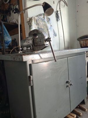Железный стол с тисками