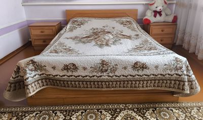 В комплект входит: Просторная спальная кровать, 2 тумбочки, шкаф комод