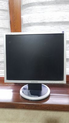 SAMSUNG monitor 19 lik