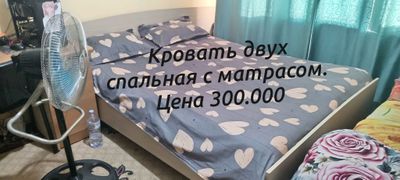 двухспальная кровать с матрасом