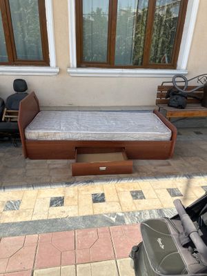 Кровать с матрасом