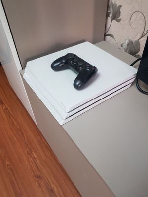 PS4 pro белого цвета 1 TB