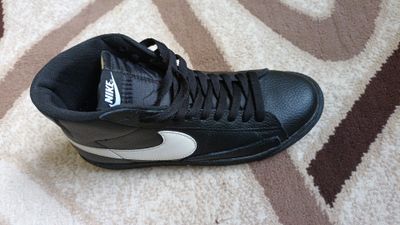 Nike 42 razmer deyarli yangi 1 kunlik bayramga kiyilgan