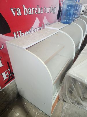 Tekinga stelaj vitrina bervoriladi